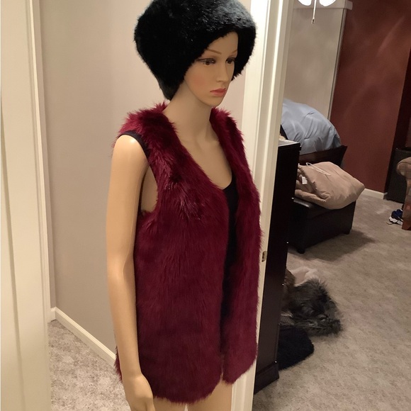 DECREE Burgundy Open Front Faux Fur Vest Size Medium - Picture 3 of 15